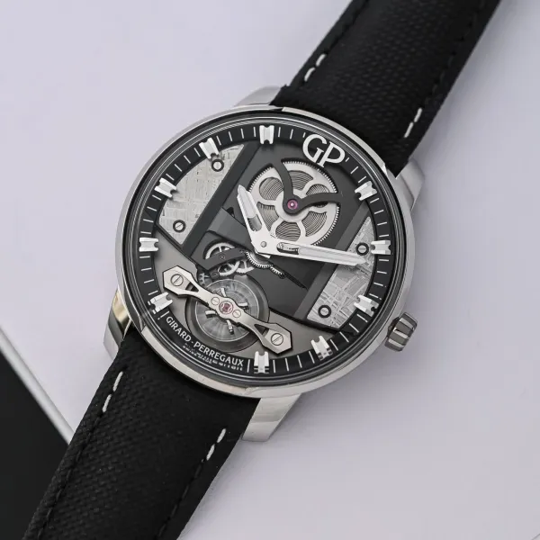 Girard-Perregaux Free Bridge Meteorite открывает космические горизонты в передовой коллекции
