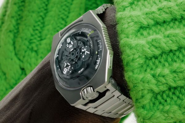Urwerk UR-100V Magic T «Hunter Green»: Гиперсовременная Классика