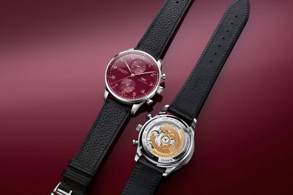 IWC приветствует год Дракона с бордовым хронографом Portugieser